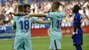 Para pemain Barcelona merayakan gol yang dicetak Lionel Messi, ke gawang  Alaves pada laga La Liga di Stadion Mendizorrotza, Sabtu (26/8/2017). Barcelona menang 2-0 atas Alaves. (AP/Alvaro Barrientos)