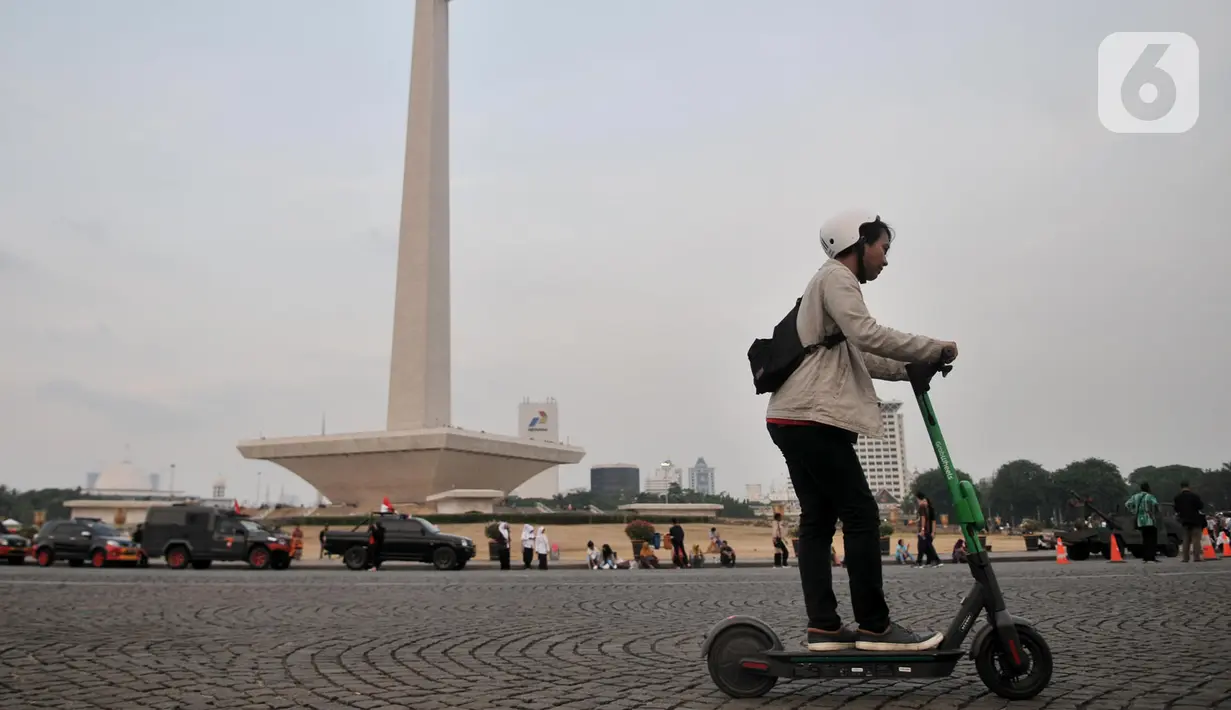 Pengguna jalan mengendarai otopet atau skuter listrik di Jakarta, Rabu (16/10/2019). Pemerintah Provinsi DKI Jakarta melalui Dinas Perhubungan akan memasukkan skuter listrik ke dalam jenis kendaraan ramah lingkungan. (merdeka.com/Iqbal Nugroho)