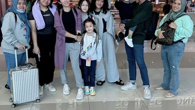 Tampilan Ussy Sulistiawaty Tampil Bak ABG di Australia, dok.  (@ussypratama)