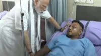 Sebuah tangkapan layar rekaman video yang diambil dan dirilis oleh Saluran Youtube Narendra Modi pada 13 Juni 2025 menunjukkan Perdana Menteri India Narendra Modi (kiri) bertemu dengan Vishwash Kumar Ramesh, satu-satunya yang selamat dari kecelakaan penerbangan Air India 171, di sebuah rumah sakit di Ahmedabad. (Narendra Modi Youtube Channel/AFP)