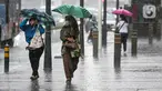 Pejalan kaki menggunakan payung saat hujan deras di kawasan Thamrin, Jakarta, Rabu (23/11/2022). Kepala Pelaksana Badan Penanggulangan Bencana Daerah (BPBD) DKI Jakarta Isnawa Adji mengimbau masyarakat untuk mengurangi aktivitas di luar rumah apabila Jakarta mengalami cuaca ekstrem. (Liputan6.com/Faizal Fanani)