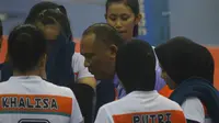 Pelatih Jakarta BNI 46, Risco Herlambang, memberikan instruksi kepada pemainnya pada Final Four Proliga di Kediri, Jumat (8/2/2019). (Bola.com/Gatot Susetyo)