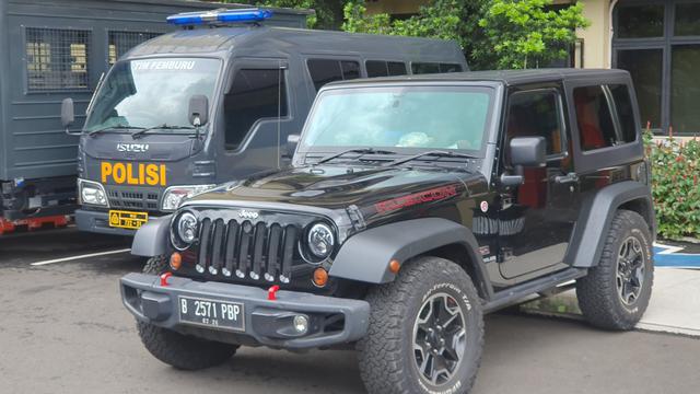 Penampakan Mobil Jeep Rubicon hitam yang dipakai tersangka Mario Dandy Satriyo anak pejabat Kantor Wilayah Direktorat Jenderal Pajak (DJP) Jakarta Selatan yang diduga melakukan penganiayaan. (Merdeka.com/Bachtiarudin Alam )