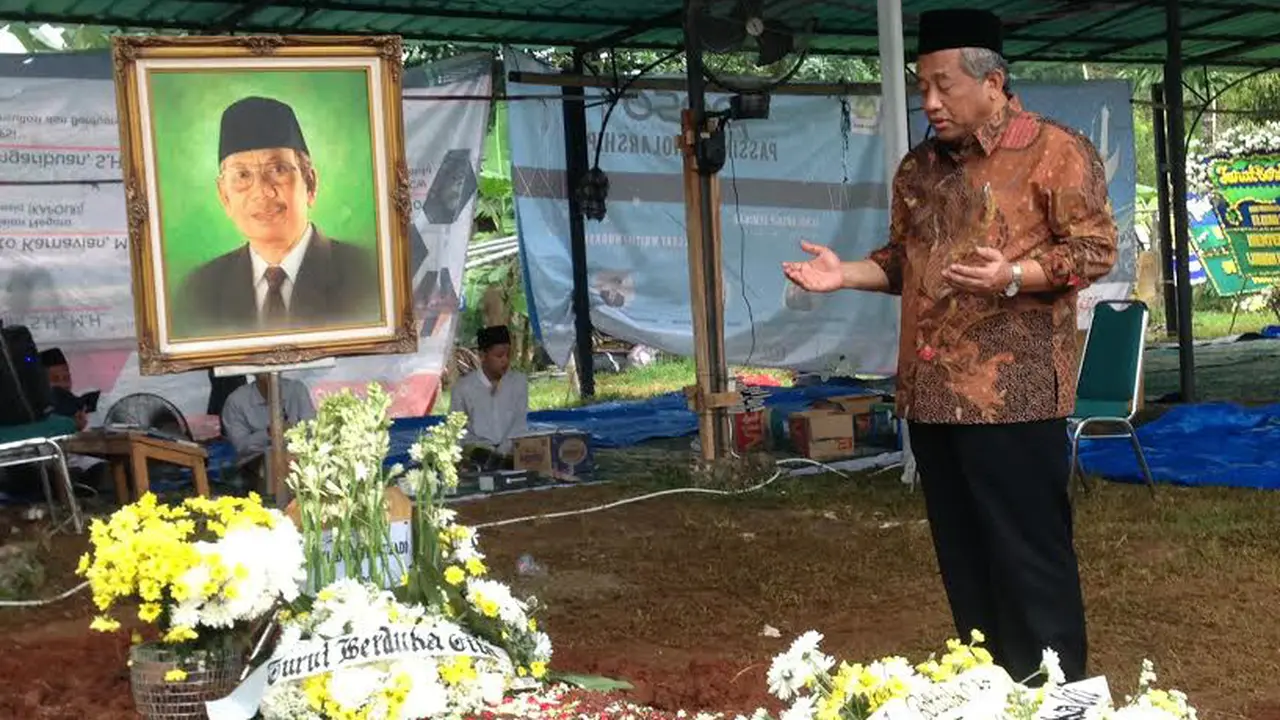 M. Nuh ziarah ke makam Hasyim Muzadi