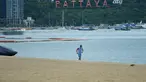 Seorang pria berlari di Pantai Pattaya di Provinsi Chonburi, Thailand (15/9/2020). Dengan ditutupnya zona udara dan perbatasan, perekonomian Thailand menderita sejak Maret akibat kurangnya arus kas dari industri pariwisata. (Xinhua/Rachen Sageamsak)