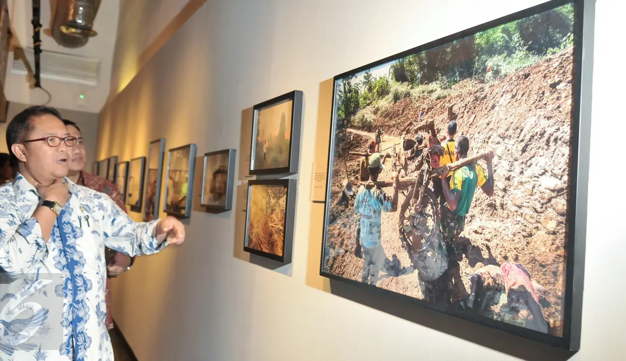Menteri Komunikasi dan Informatika Rudiantara melihat karya foto Kilas Balik 2016 saat pembukaan pameran foto dan peluncuran buku foto Kilas Balik 2016, di Galeri Foto Jurnalistik Antara, Jakarta, Jumat (17/2). (Liputan6.com/Yoppy Renato)