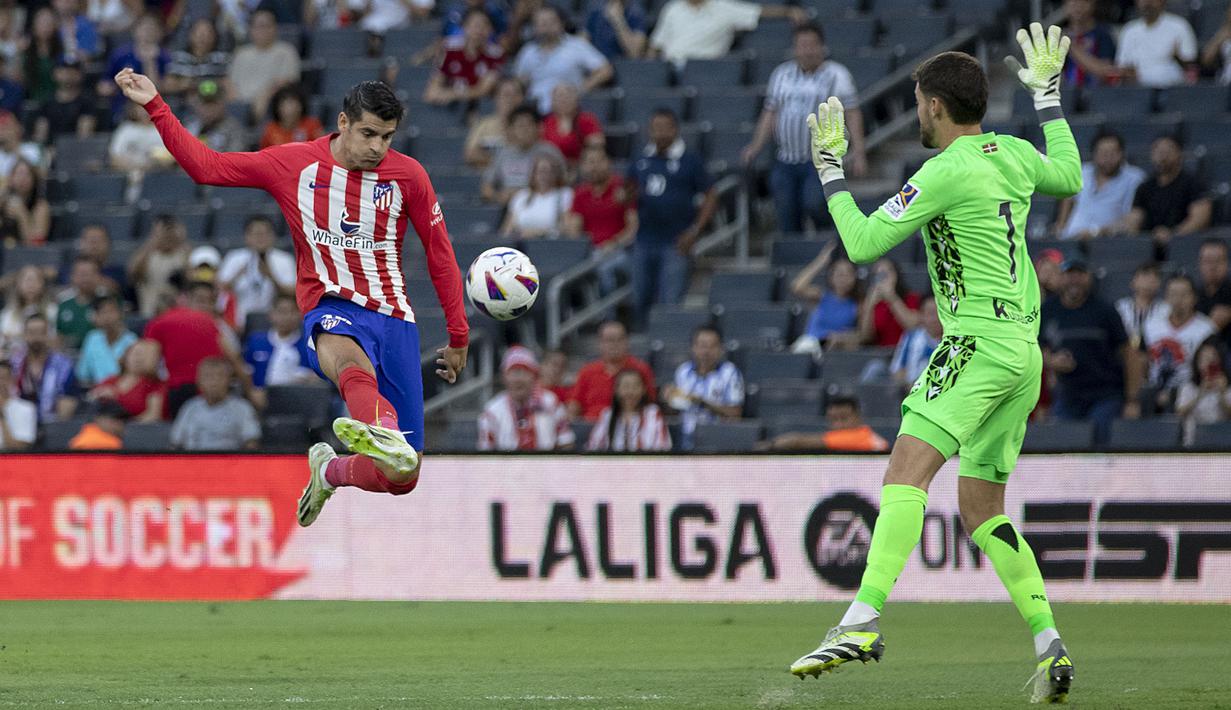Alvaro Morata menjadi pemain yang mengisi daftar topskorer selanjutnya dengan raihan 7 gol. Catatan pemain Atletico Madrid tersebut juga diisi oleh beberapa pemain lain termasuk penyerang Barcelona, Robert Lewandowski. (AFP/Julio Cesar Aguilar)