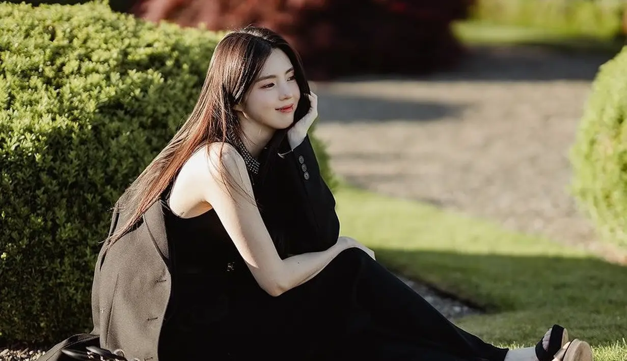 Melalui press release yang diterima FIMELA dari Dior, kunci dari radiant look Han So Hee terletak dari produk-produk yang digunakannya. [Foto: Instagram/adoring_sohee]