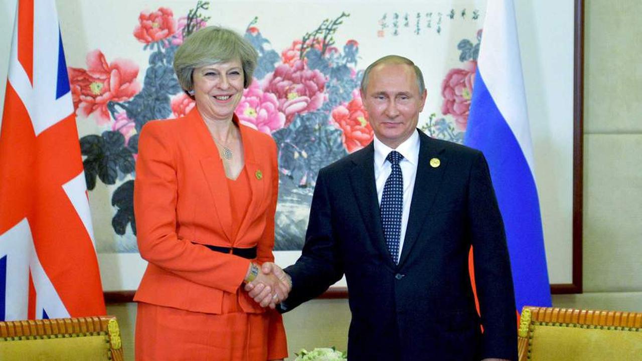 PM Inggris Theresa May berjabat tangan dengan Pressiden Vladimir Putin dalam sebuah kunjungan ke Rusia (AP/Alexei Druzhinin)