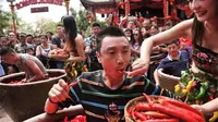 Juara Pedas, Pria Ini Kunyah 47 Cabai dalam 2 Menit. Foto : China News