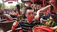 Juara Pedas, Pria Ini Kunyah 47 Cabai dalam 2 Menit