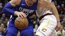 Pemain Los Angeles Clippers, Blake Griffin (kiri) berusaha melewati adangan pemain Cavaliers, LeBron James pada laga NBA basketball game di Quicken Loans Arena, Cleveland, (18/11/2017), Cavs menang 118-113. (AP/Tony Dejak)