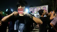 Sekitar 100 orang menggelar orasi di depan Istana Merdeka, Jakarta Pusat, bertajuk Lawan Gelap untuk memberantas mafia narkoba di Indonesia. (Liputan6.com/Nafiysul Qodar)