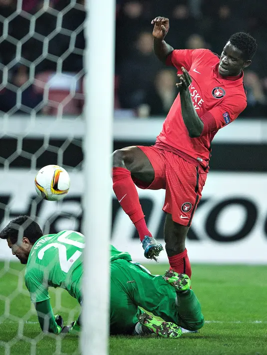 Pemain Midtjylland, Paul Onuachu, berusaha merebut bola dari kiper MU, Sergio Romero, pada laga leg pertama 32 besar Liga Europa di Stadion MCH Arena, Hernin, Denmark, Jumat (19/2/2016) dini hari WIB. (AFP/Scanpix Denmark/Henning Bagger)