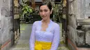 <p>Memilih warna putih, Laksmi Shari tampil anggun mengenakan kebaya Bali brokat, dipadunya dengan kain bermotif bernuansa biru, dan selendang kuning di bagian pinggang. Foto: Instagram.</p>