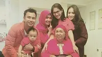 Nenek Nagita Slavina berpose bersama Raffi Ahmad dan Nagita Slavina beserta keluarga. (Instagram @raffi_nagita1717)