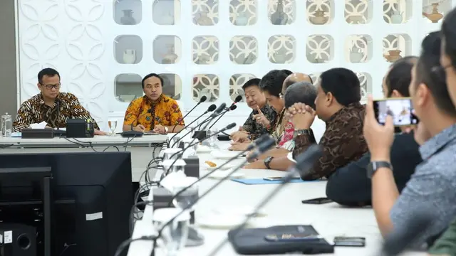 Menteri Kelautan dan Perikanan Edhy Prabowo menerima audiensi perwakilan Shrimp Club Indonesia (SCI), Petambak Muda Indonesia (PMI), dan Asosiasiasi Pengusaha Pengolah dan Pemasar Hasil Perikanan Indonesia (AP5I). (Dok KKP)