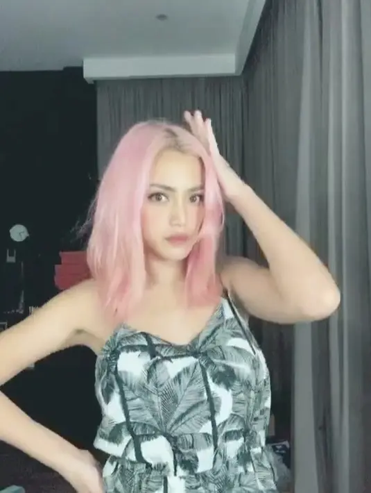 Dalam channel YouTube Poppy Amalia, Jedar mengatakan bahwa dirinya akan berusaha selalu tegar untuk membesarkan anaknya. Mengingat El juga merupakan pelipur lara baginya dan selalu membuat Jedar semangat. (Instagram/inijedar)