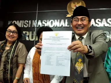 Ketua Panitia Seleksi calon anggota Komnas HAM, Jimly Asshiddiqie menunjukan daftar 14 nama yang lolos seleksi akhir, di Kantor Komnas HAM, Jakarta, Rabu (2/8). (Liputan6.com/Helmi Afandi)