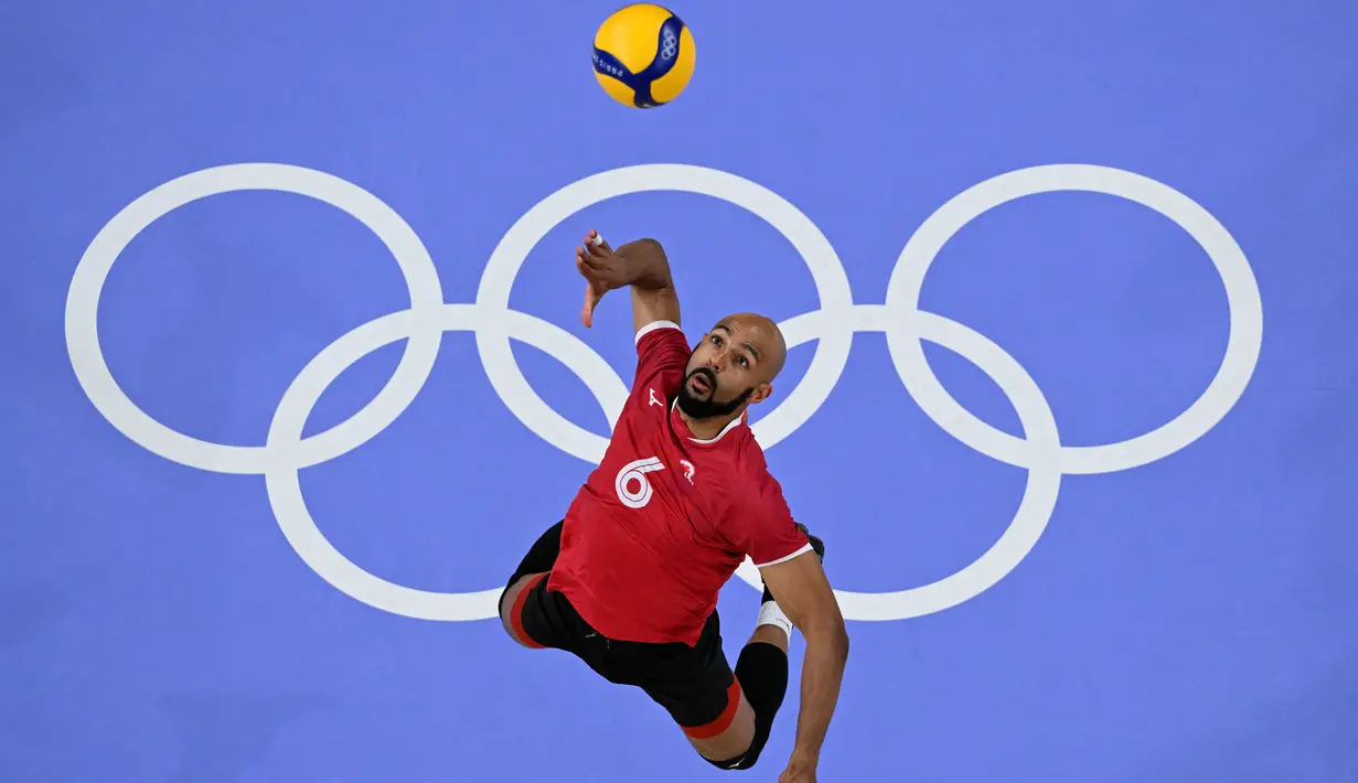 Pemain Kanada, Danny Demyanenko melakukan servis bola selama pertandingan bola voli babak penyisihan putra melawan Serbia dalam Olimpiade Paris 2024 di Arena Paris Selatan 1, Paris pada 3 Agustus 2024. (Antonin THUILLIER/AFP)