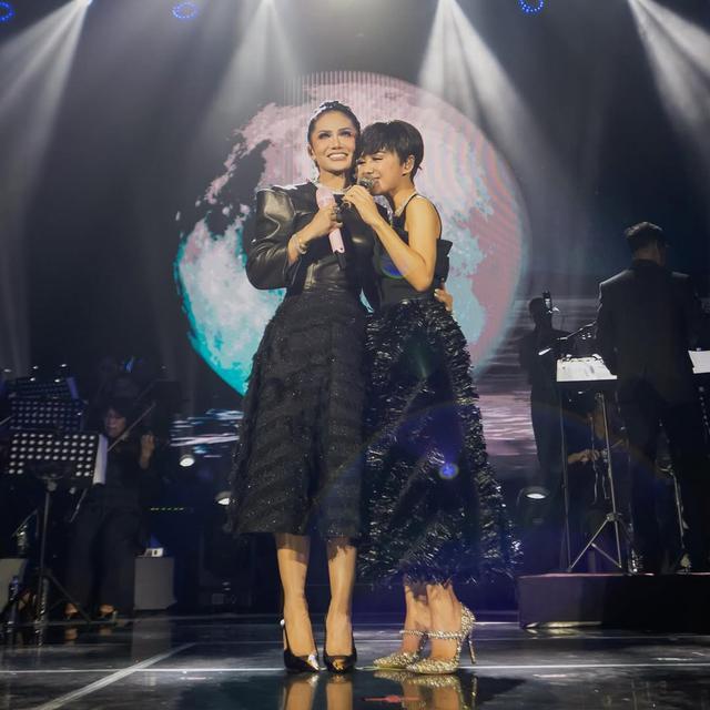 Dikenal sister goals, begini 11 potret lawas kompaknya Krisdayanti dan Yuni Shara sedari kecil