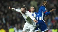 Penuh semangat gelandang Real Madrid, Gareth Bale, merayakan gol yang dicetaknya ke gawang Deportivo pada laga La Liga Spanyol. Musim ini pria Wales itu sudah berhasil mencetak 12 gol di Liga Spanyol. (AFP/Gonzalo Arroyo)