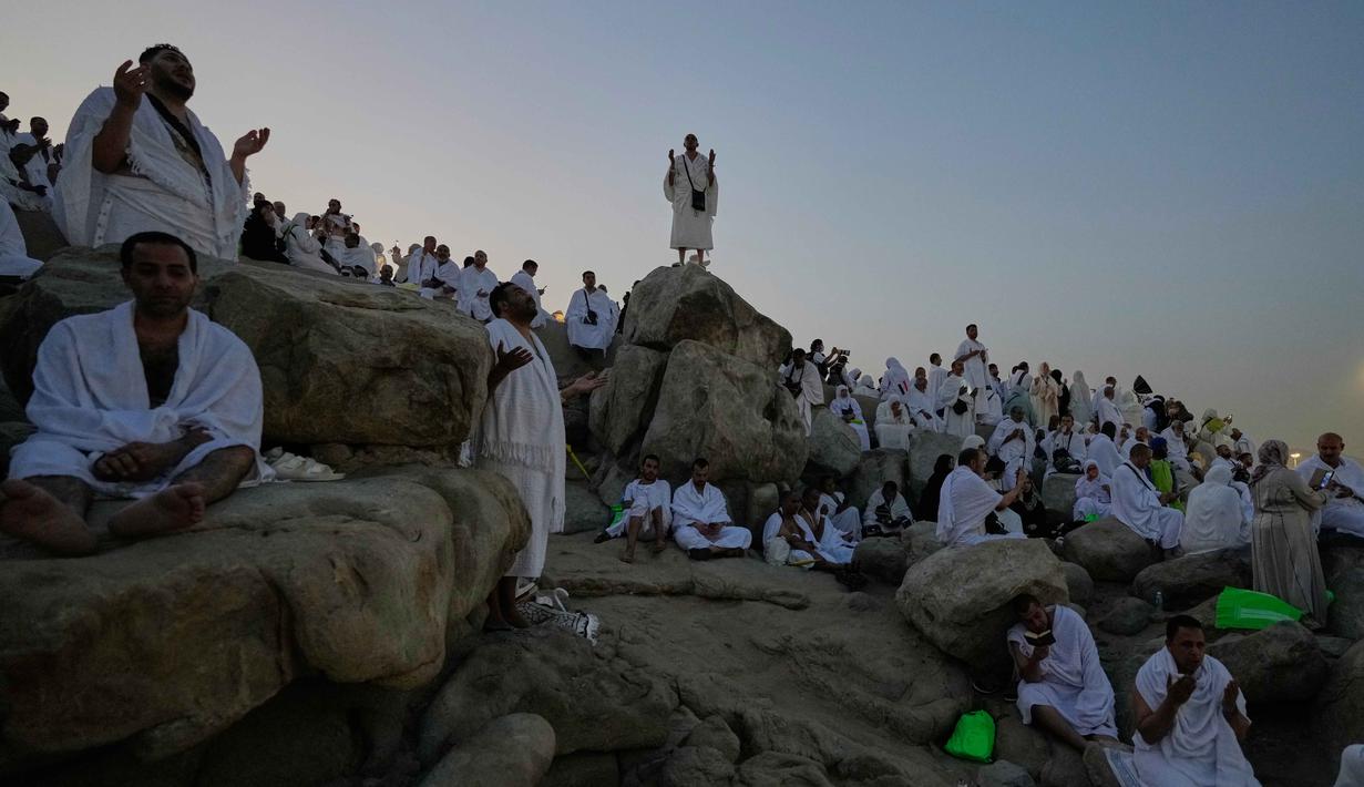 Umat Muslim berdoa di puncak bukit berbatu yang dikenal sebagai Jabal Rahmah atau Gunung Rahmat, di Dataran Arafah, selama ibadah haji tahunan di dekat kota suci Mekah, Arab Saudi, Selasa 26 Mei 2026. (AP Photo/Altaf Qadri)
