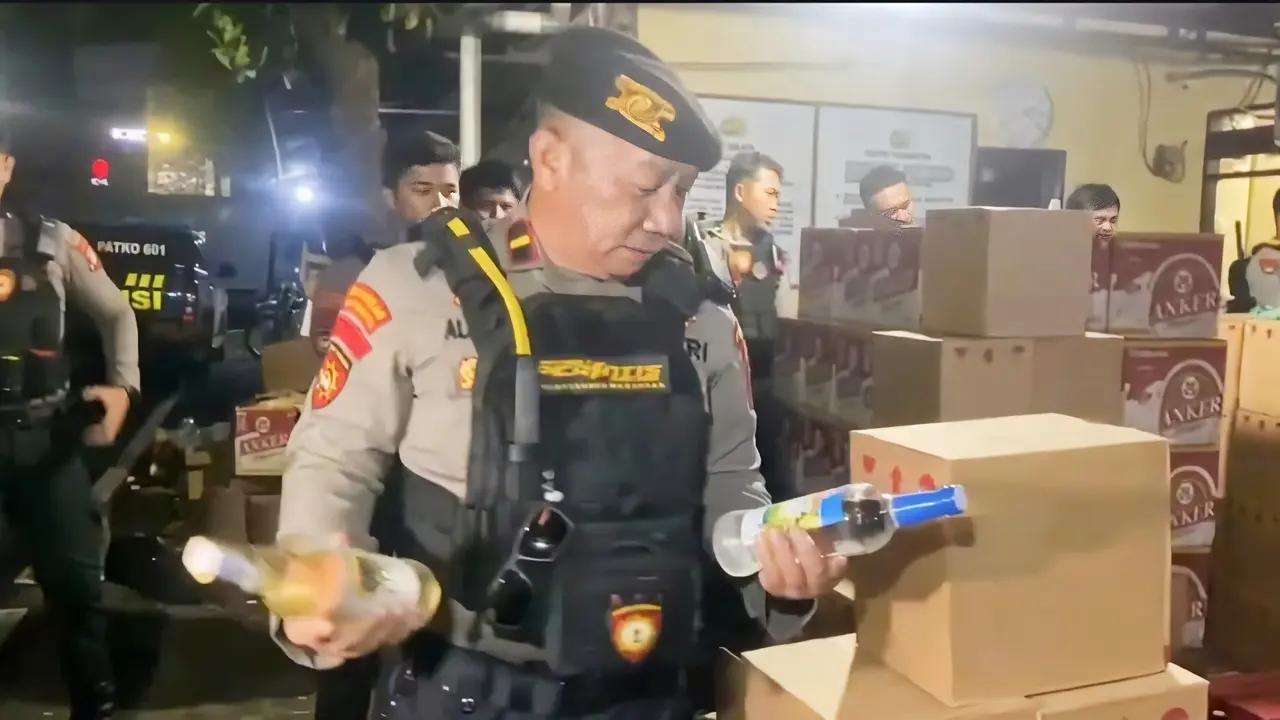 Polisi bongkar gudang miras di Makassar. (Liputan6.com/Fauzan)