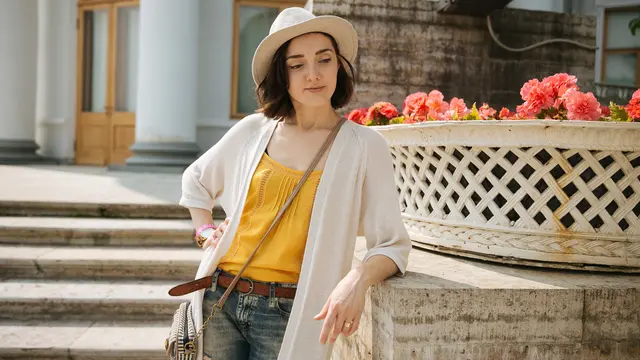 4 Inspirasi Outfit Traveling yang Stylish dan Nyaman, Bikin Penampilan Makin Kece di Jalan