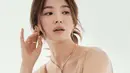 Song Hye Kyo juga menceritakan soal selera yang disukainya tentang memakai perhiasan. Dikatakannya, ia lebih senang memakai cincin dan gelang yang mewakili perasaannya di hari itu. (Instagram/kyo1122)