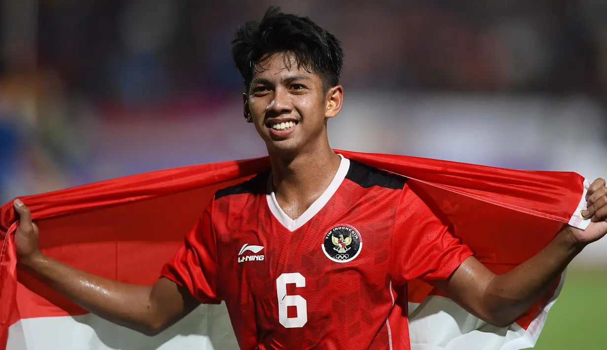 Ananda Raehan Alief dari Indonesia melakukan selebrasi setelah mengalahkan Thailand pada pertandingan final sepak bola putra di SEA Games ke-32 di Phnom Penh pada 16 Mei 2023. (Nhac NGUYEN/AFP)