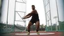 Atlet lontar martil, Rafika Putra, melakukan latihan jelang SEA Games 2019 di Stadion Madya, Jakarta, Rabu (9/9). Pria berusia 20 tahun ini menargetkan medali emas pada debutnya di SEA Games. (Bola.com/M Iqbal Ichsan)