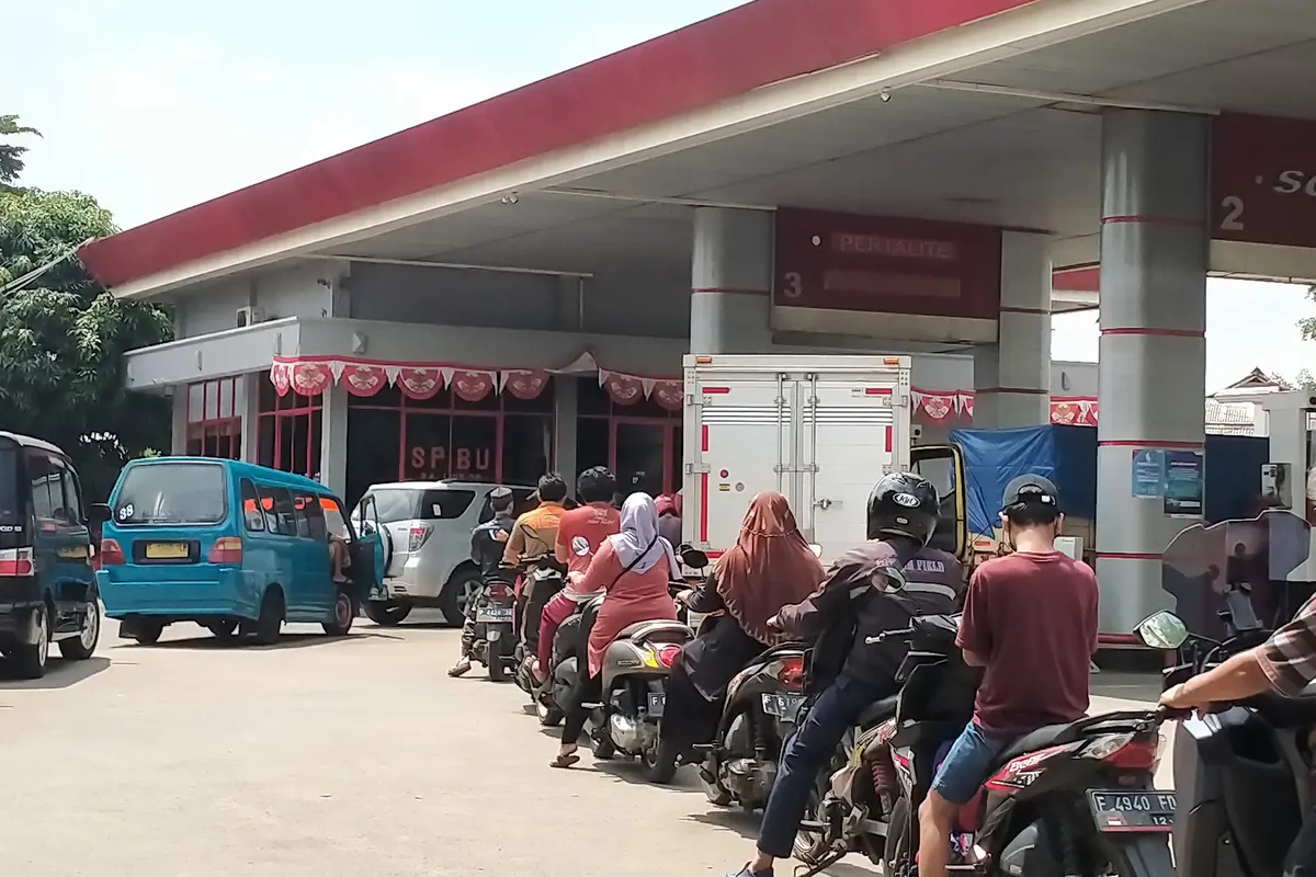 Pertalite Batal Naik, Antrean Pengisian BBM Subsidi Masih Terjadi