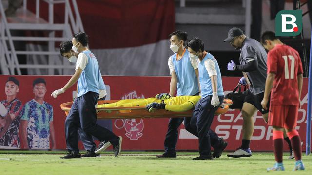 Foto: Momen Tegang dan Mencekam saat Kiper Timnas Indonesia U-20 Cahya Supriadi Alami Cedera dan Ditandu Menuju Ambulans