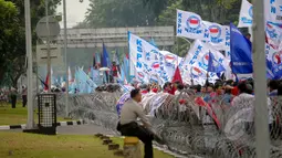 Ribuan buruh melakukan aksi peringatan Hari Buruh (May Day) di depan Istana Merdeka, Jakarta, Jumat (1/5/2015). Dalam aksinya, mereka menyampaikan beberapa tuntutan, diantaranya penghapusan sistem kerja kontrak outsourcing. (Liputan6.com/Faizal Fanani)