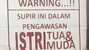 Ketika kedua istrinya kompak menjaga suaminya agar tak muncul istri ketiga. (Source: Facebook/@joni.agung.priyanto)