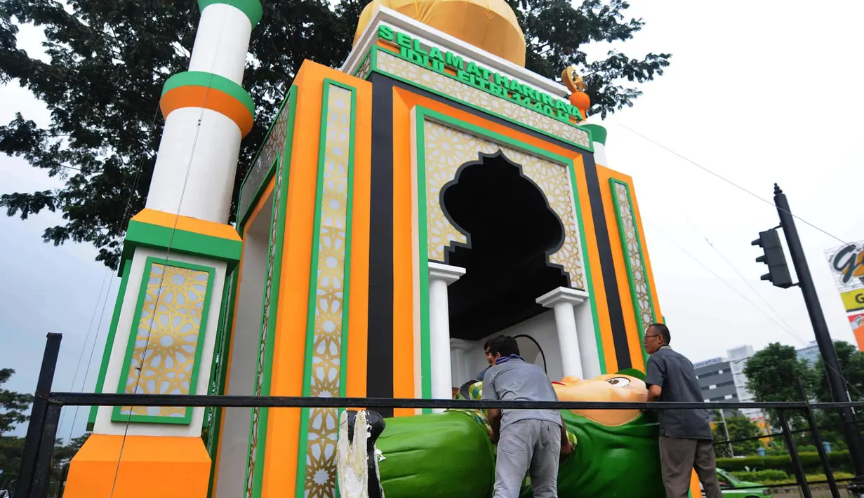 Pekerja membuat dekorasi bernuansa Ramadan dan Hari Raya Idul Fitri di Jalan Raya BSD, Tangerang Selatan, Banten, Kamis (16/5/2019). Selain mempercantik sudut kota, pembuatan dekorasi itu juga untuk memeriahkan bulan suci Ramadan sekaligus menyambut Hari Raya Idul Fitri. (merdeka.com/Arie Basuki)