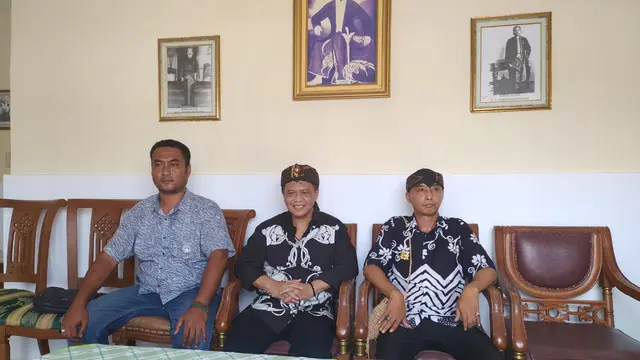 Diapit kedua keturunan raja Keresidenan Sukapura, Tasikmalaya, sesepuh masyarakat Jawa Barat Anton Charliyan, tengah menunjukan beberapa bukti sejarah deretan foto raja Sukapura saat itu