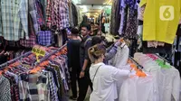 Kualitas bagus dan harga terjangkau menjadi salah satu alasan besar bagi warga lebih memilih thrifting daripada baju baru yang ada di mal. (merdeka.com/Iqbal S. Nugroho)