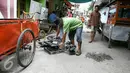 Aktivitas warga pasar ikan usai mendapatkan surat peringatan pertana (SP1) terkait pembongkaran oleh Pemprov DKI Jakarta, Rabu (30/3/2016). Pembongkaran dilakukan dalam rangka penataan kembali Kawasan Wisata Museum Bahari. (Liputan6.com/Yoppy Renato)