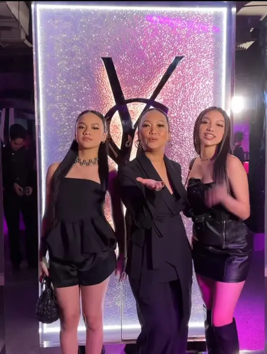 Terbaru, keduanya tampil bak anak kembar dengan outfit serba hitam bersama sang ibu, Nola (@riafinola)