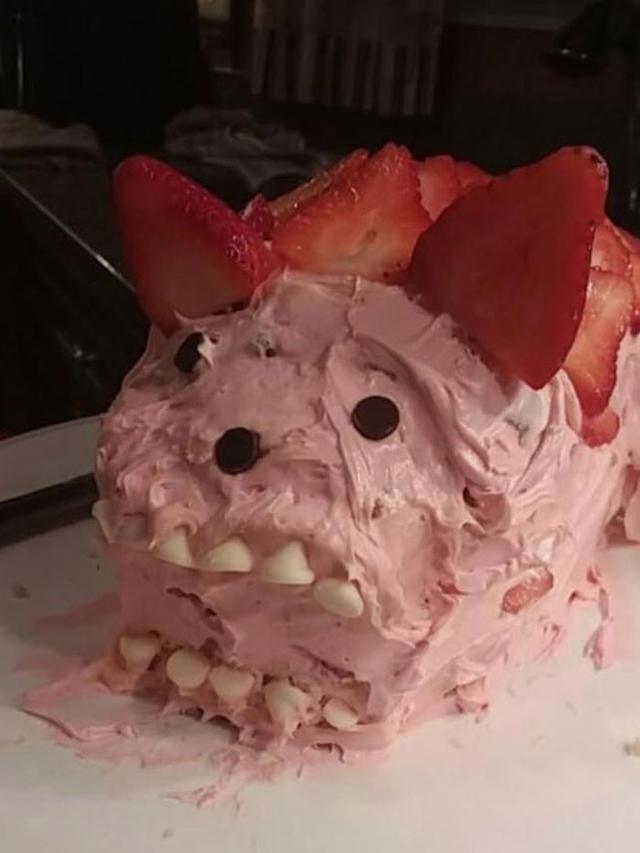 10 Potret Realita saat Pesan Kue Karakter Ini Bikin Gigit Jari