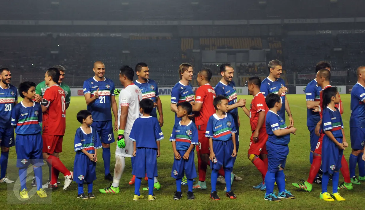 Pemain Calcio Legend bersalaman dengan tim Primavera Baretti jelang laga persahabatan di Stadion GBK Jakarta, Sabtu (21/5/2016). Calcio Legend menang telak 4-0. (Liputan6.com/Helmi Fithriansyah)