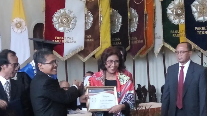 Susi Pudjiastuti menerima Herman Johannes Award