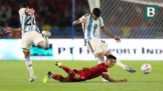 Foto: Aksi Jatuh Bangun Marselino Ferdinan saat Hadapi Argentina, Catatkan Statistik Apik hingga Dipuji Jurnalis Inggris