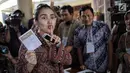 Penyanyi dangdut Ayu Ting Ting menggunakan hak pilihnya pada pelaksaanan Pilkada Serentak 2018 di  TPS 5, Sukma Jaya, Depok, Rabu (27/6). Kota Depok bersiap menentukan gubernur Jawa Barat untuk 5 tahun mendatang. (Liputan6.com/Faizal Fanani)