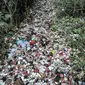 Kondisi tumpukan sampah yang memenuhi aliran Kali Baru, Jalan Raya Bogor, Cimanggis, Depok, Jawa Barat, Minggu (24/1/2021).  Menumpuknya sampah di kawasan perbatasan antara Jakarta dan Depok itu juga diperparah dengan kondisi sungai yang menyempit dan mengalami pedangkalan. (merdeka.com/Iqbal S. Nug