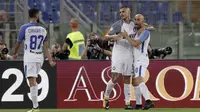Para pemain Inter Milan merayakan gol Mauro Icardi ke gawang AS Roma pada lanjutan Serie A di Olympic Stadium, Roma (26/8/2017). Inter menang 3-1. (AP/Andrew Medichini)