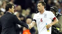 Manajer Timnas Inggris, Fabio Capello menyalami John Terry pada pertandingan kualifikasi PD 2010 menghadapi Ukraina. AFP PHOTO/IAN KINGTON