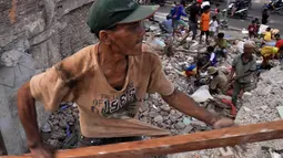 Bagi para pemulung barang bekas, pembongkaran tersebut mendatangkan rezeki tersendiri, Jakarta, (29/8/14). (Liputan6.com/Miftahul Hayat)